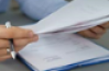 Homme tenant un document
