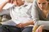 couple faisant ses comptes problèmes