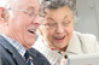Couple seniors devant une tablette