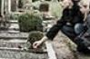 homme fleurissant une tombe