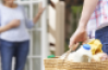 Aidant qui apporte les courses à une femme âgée