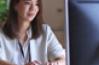 Femme sur ordinateur