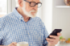 Homme âgé sur son téléphone