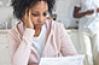 femme calculant ses ressources