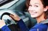 Jeune conductrice au volant