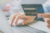Achat sur un ordinateur avec une carte bancaire