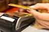 main utilisant le paiement sans contact