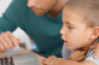 Enfant et adulte devant un ordinateur