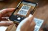 Personne scannant un QR Code avec son téléphone