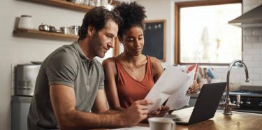 Couple regardant un dossier