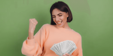 Femme heureuse qui tient des billets