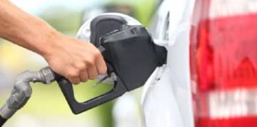 Homme mettant de l'essence dans une voiture