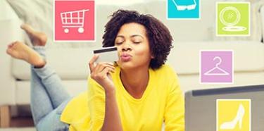 femme carte bancaire shopping
