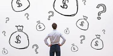 Homme se posant des questions sur l'argent