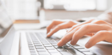 Quelqu'un qui tape sur son clavier d'ordinateur