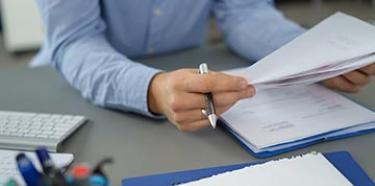 Homme tenant un document