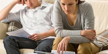 couple faisant comptes