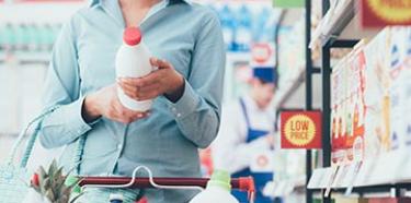 femme courses supermarché 