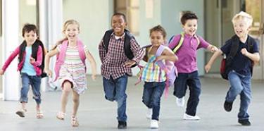 Enfants qui courent dans la cour de récréation