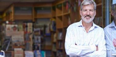 entrepreneur_homme_mur_librairie