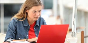 femme devant son ordinateur