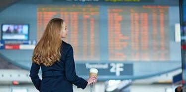 femme à l'aéroport