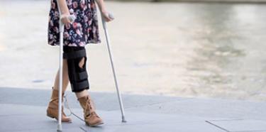 Femme blessée à la jambe