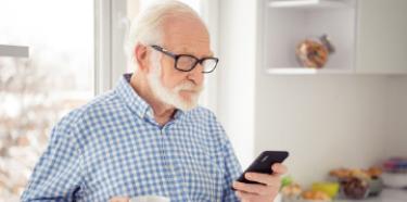 Homme âgé au téléphone