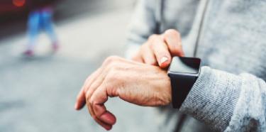 Homme avec une montre