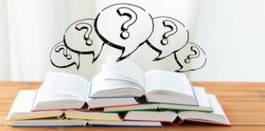 Vue de livres posés sur une table