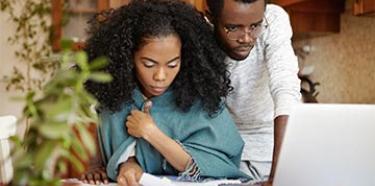 jeune couple en difficultés