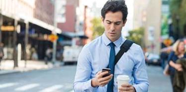 jeune homme smartphone