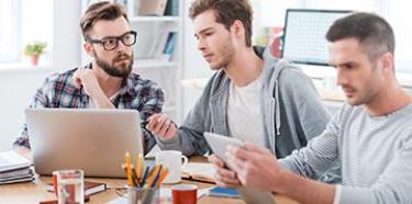 jeunes au bureau