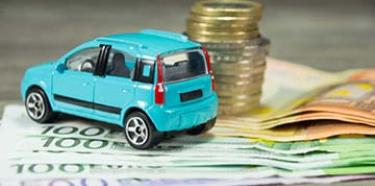 voiture bleue et euros