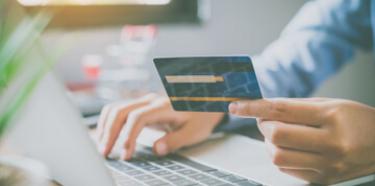 Achat sur ordinateur avec une carte bancaire