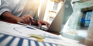 ordinateur services bancaires a distance