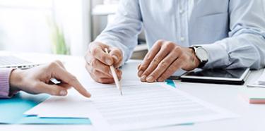 Homme signant un contrat