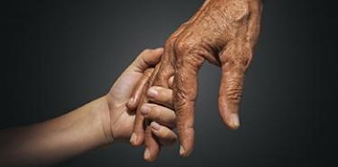 mains seniors personnes agees